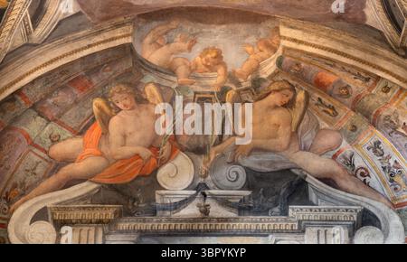 PERUGIA, ITALIA - 15 MAGGIO 2024: Affresco tebarocco degli angeli nella chiesa di Santa Maria di Monteluce Foto Stock