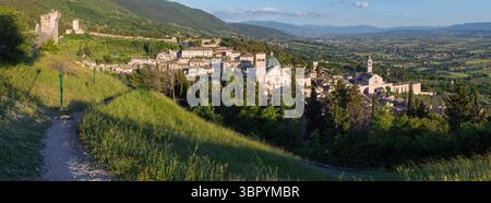 Assisi - il panorama della città con la Cattedrale di San Rufino e la Basilica di Santa chiara. Foto Stock