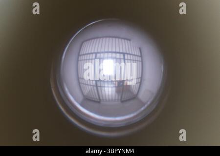 Hannover, Germania. 9 luglio 2025. La vista attraverso lo spioncino di una cella della prigione nell'ala della cella del tribunale locale di Hannover. Credito: Michael Matthey/dpa/Alamy Live News Foto Stock