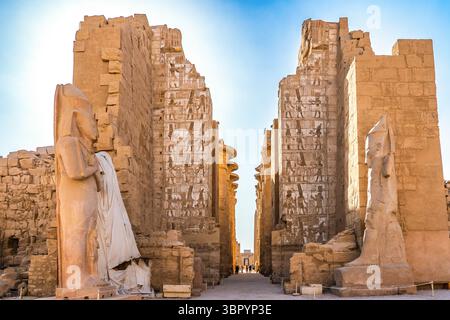 Secondo pilastro e ingresso alla grande sala ipostila. Complesso del tempio di Karnak, Luxor Foto Stock