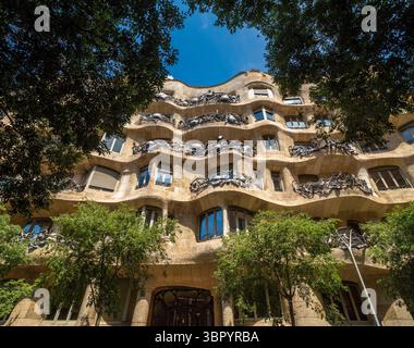 Una vista dall'angolo basso di Casa Milà (la Pedrera), l'iconico edificio modernista di appartamenti di Antoni Gaudí sul Passeig de Gràcia a Barcellona, Spagna. Foto Stock