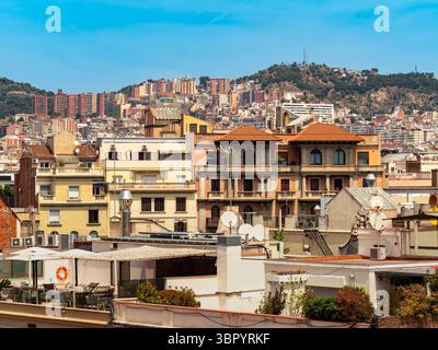 Vista sopraelevata degli edifici residenziali nel quartiere Eixample di Barcellona, Spagna, che presentano la classica architettura catalana. Foto Stock