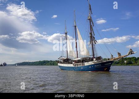 Amburgo, Germania. 10 maggio 2025. Il veliero Atlantis naviga sull'Elba durante l'Hafengeburtstag. L'Atlantis fu costruita ad Amburgo nel 1905 come nave faro e fu equipaggiata come barquentino a tre alberi durante il suo restauro nel 1984. Amburgo ha celebrato il 836° compleanno del porto dal 9 all'11 maggio 2025. Credito: Soeren Stache/dpa/Alamy Live News Foto Stock
