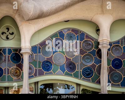 Dettaglio delle colonne ossee e delle vetrate colorate al piano terra della Casa Batlló di Antoni Gaudí a Barcellona, Spagna. Foto Stock
