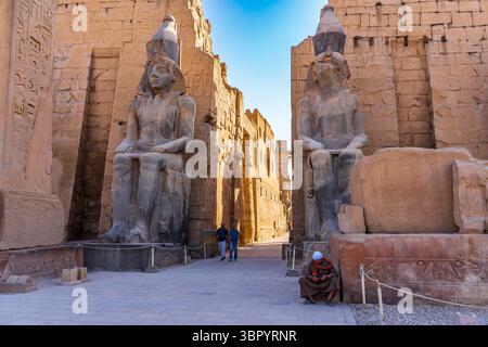 Ingresso al Tempio di Luxor con colossali statue di Ramsete II Foto Stock