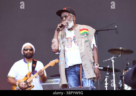 REGNO UNITO. 27 giugno 2025. SHEPTON MALLET, INGHILTERRA - GIUGNO 27: Winston Rodney di "Burning Spear" che si esibisce al Pyramid Stage al Glastonbury Festival, Worthy Farm, Pilton, il 27 giugno 2025 a Shepton Mallet, Inghilterra.CAP/Mar © Mar/Capital Pictures Credit: Capital Pictures/Alamy Live News Foto Stock
