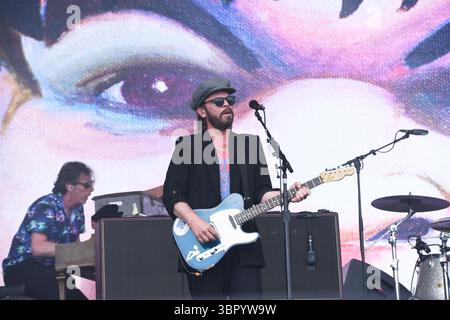 REGNO UNITO. 27 giugno 2025. SHEPTON MALLET, INGHILTERRA - GIUGNO 27: Gaz Coombes di "Supergrass" che si esibisce sul palco della piramide al Glastonbury Festival, Worthy Farm, Pilton, il 27 giugno 2025 a Shepton Mallet, Inghilterra.CAP/Mar © Mar/Capital Pictures Credit: Capital Pictures/Alamy Live News Foto Stock