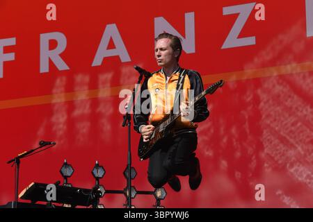 REGNO UNITO. 27 giugno 2025. SHEPTON MALLET, INGHILTERRA - GIUGNO 27: Alex Kapranos di "Franz Ferdinand" che si esibisce sull'altro palco al Glastonbury Festival, Worthy Farm, Pilton, il 27 giugno 2025 a Shepton Mallet, Inghilterra.CAP/Mar © Mar/Capital Pictures Credit: Capital Pictures/Alamy Live News Foto Stock