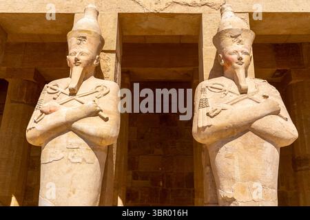 Regina Hatshepsut, raffigurata come Osiride, Tempio di Hatshepsut, Luxor Foto Stock