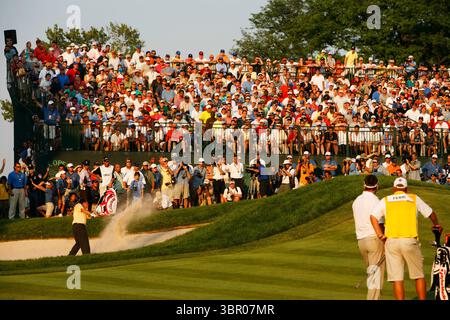 Phil Mickelson colpisce il suo quarto tiro fuori dal bunker sul 18 ° green nell'ultimo giorno 060618 / Winged Foot GC, NY, USA / USGA Open Championship 2006 Picture Credit: Robert Walker / visionsingolf.com il 2006 U.S. Open Championship è stata la 106a edizione del torneo, tenutosi dal 15 giugno al 18 giugno 2006, al Winged Foot Golf Club (West Course) a Mamaroneck, New York. Foto Stock