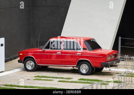 Varadero, Cuba - 2 settembre 2023: Red Lada VAZ 2106 auto russa nelle strade di Varadero, Cuba. Ottime condizioni Foto Stock
