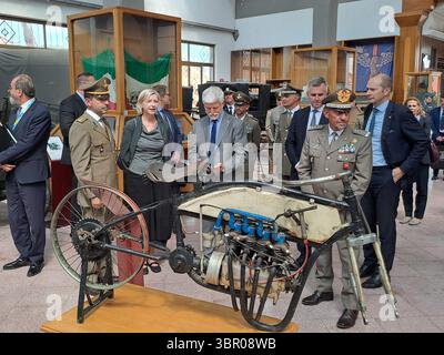 Roma, Italia. 10 luglio 2025. Il presidente ceco Peter Paul (middle) visita il Museo storico dei veicoli militari a motore, a Roma, Italia, il 10 luglio 2025. Il Presidente ha partecipato a una conferenza internazionale di due giorni sulla ricostruzione dell'Ucraina a Roma. Crediti: Marek Opatrny/CTK Photo/Alamy Live News Foto Stock