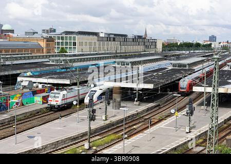 Hannover, Germania. 9 luglio 2025. Treni di diverse classi sono parcheggiati su diversi binari alla stazione centrale di Hannover. Credito: Michael Matthey/dpa/Alamy Live News Foto Stock