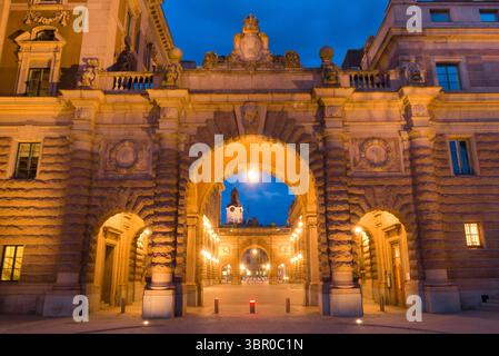 Vista notturna del Parlamento svedese (Riksdagshuset) situato su quasi la metà di Helgeandsholmen, nel quartiere Gamla stan nel centro di Stoccolma Foto Stock