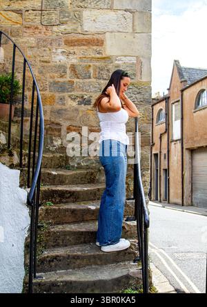 St Andrews, Fife, Scozia, Regno Unito. 10 luglio 2025. Meteo nel Regno Unito: St Andrews sta avendo un clima caldo incredibile, con temperature che raggiungono i 24 ℃. La gente del posto e i visitatori trascorrono la giornata godendosi la piacevole ondata di caldo di luglio nei caffè e nei pub di strada, così come nel centro della città. Crediti: Dundee Photographics/Alamy Live News Foto Stock