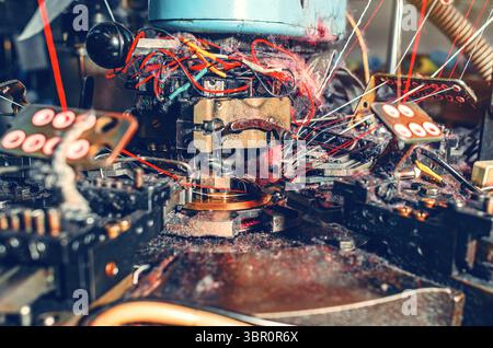 Macchina per maglieria con polvere di filati. Primo piano della macchina per maglieria con filati di cotone in una fabbrica di calzini Foto Stock