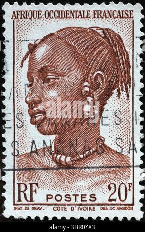 Ritratto di donna su francobollo vintage della Costa d'Avorio Foto Stock