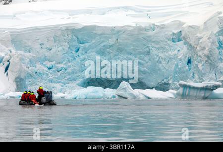 I visitatori possono ammirare lo spettacolare paesaggio della penisola antartica a a Paradise Bay. Foto Stock