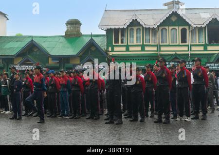 Darjeeling, Bengala Occidentale, India -11.08.2023: Studenti della scuola che marciano al Darjeeling Mall per la preparazione del giorno dell'indipendenza. Foto Stock
