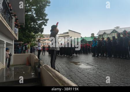 Darjeeling, Bengala Occidentale, India -11.08.2023: Preparazione della celebrazione del giorno dell'indipendenza il 15 agosto 2023. Cadetti studenteschi che marciano a Dar Foto Stock