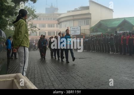 Darjeeling, Bengala Occidentale, India -11.08.2023: Preparazione della celebrazione del giorno dell'indipendenza il 15 agosto 2023. Cadetti studenteschi che marciano a Dar Foto Stock