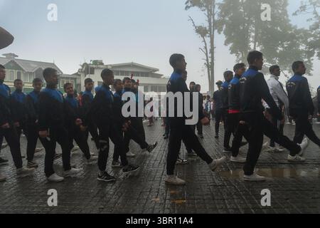 Darjeeling, Bengala Occidentale, India -11.08.2023: Studenti della scuola che marciano al Darjeeling Mall per la preparazione della celebrazione del giorno dell'indipendenza. Foto Stock