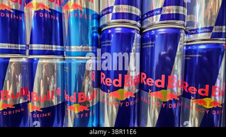 Primo piano delle lattine per bevande energetiche Red Bull in esposizione nel punto vendita.riga.Lettonia.10.07.2025 Foto Stock