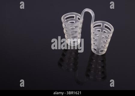 Prese d'aria nasali in silicone trasparente anti russamento su nero Foto Stock