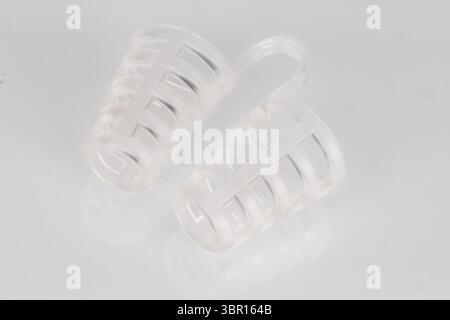 Inserti nasali in silicone trasparente su sfondo bianco Foto Stock