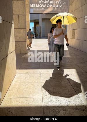 Un turista si scuote dal caldo sole pomeridiano al Getty Center di Los Angeles. Foto Stock