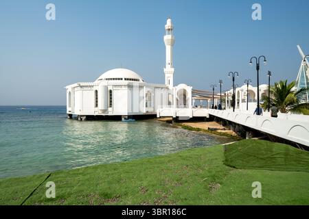 Jeddah, Arabia Saudita - 19 dicembre 2024: La moschea galleggiante sulla Corniche a Jeddah, Arabia Saudita, conosciuta come Masjid al Rahmah o la moschea di Mer Foto Stock