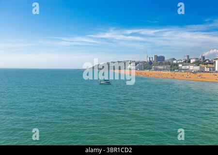 Ampia vista costiera di Folkestone Beach, canale della Manica turchese e peschereccio, Kent Regno Unito Foto Stock
