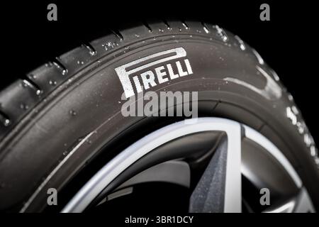 Pneumatico Pirelli con logo e cerchio primo piano. Ginevra, Svizzera - 7 marzo 2018. Foto Stock