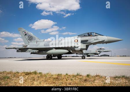 Due Eurofighter Typhoon EF2000 del Qatar Emiri Air Force taxi durante l'esercitazione dell'Anatolian Eagle del 2025, a Konya, Turchia Foto Stock