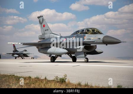 Un aereo turco General Dynamics F-16D Fighting Falcon taxi durante l'esercitazione Anatolian Eagle del 2025 a Konya, Turchia Foto Stock