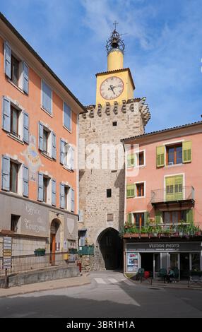 CASTELLANE, FRANCIA - 19 MAGGIO 2025 - Vista di Castellane, un villaggio storico nelle Alpi dell'alta Provenza nel sud-est della Francia, conosciuto come la porta d'ingresso Foto Stock