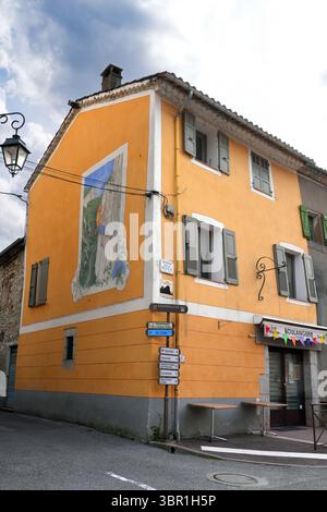 CASTELLANE, FRANCIA - 19 MAGGIO 2025 - Vista di Castellane, un villaggio storico nelle Alpi dell'alta Provenza nel sud-est della Francia, conosciuto come la porta d'ingresso Foto Stock