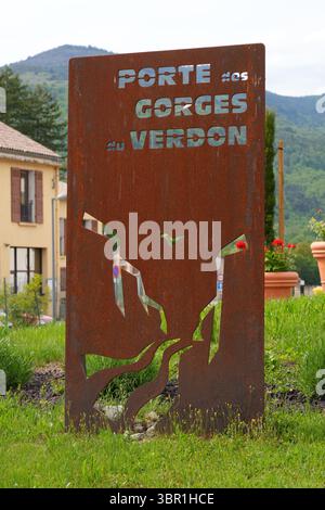 CASTELLANE, FRANCIA - 19 MAGGIO 2025 - Vista di Castellane, un villaggio storico nelle Alpi dell'alta Provenza nel sud-est della Francia, conosciuto come la porta d'ingresso Foto Stock