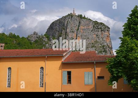 CASTELLANE, FRANCIA - 19 MAGGIO 2025 - Vista di Castellane, un villaggio storico nelle Alpi dell'alta Provenza nel sud-est della Francia, conosciuto come la porta d'ingresso Foto Stock
