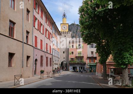 CASTELLANE, FRANCIA - 19 MAGGIO 2025 - Vista di Castellane, un villaggio storico nelle Alpi dell'alta Provenza nel sud-est della Francia, conosciuto come la porta d'ingresso Foto Stock