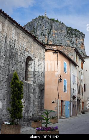 CASTELLANE, FRANCIA - 19 MAGGIO 2025 - Vista di Castellane, un villaggio storico nelle Alpi dell'alta Provenza nel sud-est della Francia, conosciuto come la porta d'ingresso Foto Stock