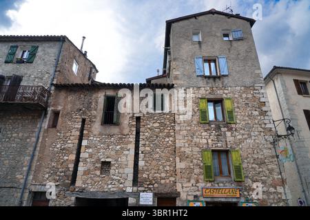 CASTELLANE, FRANCIA - 19 MAGGIO 2025 - Vista di Castellane, un villaggio storico nelle Alpi dell'alta Provenza nel sud-est della Francia, conosciuto come la porta d'ingresso Foto Stock