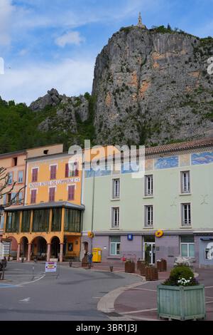 CASTELLANE, FRANCIA - 19 MAGGIO 2025 - Vista di Castellane, un villaggio storico nelle Alpi dell'alta Provenza nel sud-est della Francia, conosciuto come la porta d'ingresso Foto Stock