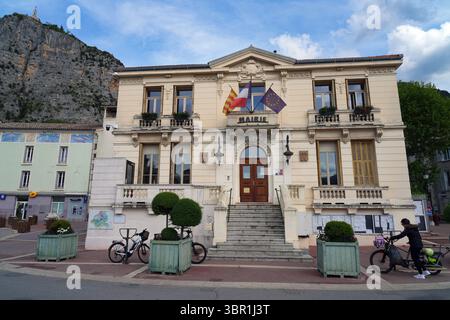 CASTELLANE, FRANCIA - 19 MAGGIO 2025 - Vista di Castellane, un villaggio storico nelle Alpi dell'alta Provenza nel sud-est della Francia, conosciuto come la porta d'ingresso Foto Stock