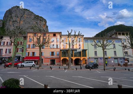 CASTELLANE, FRANCIA - 19 MAGGIO 2025 - Vista di Castellane, un villaggio storico nelle Alpi dell'alta Provenza nel sud-est della Francia, conosciuto come la porta d'ingresso Foto Stock