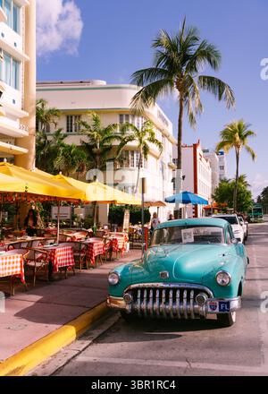Auto d'epoca sulla Ocean Drive a Miami Beach, Florida Foto Stock