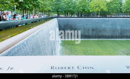Persone al Ground Zero Memorial Manhattan per l'attacco terroristico dell'11 settembre con i nomi incisi delle vittime. Patriot Day - New York NY USA 2023-07-30. Foto Stock