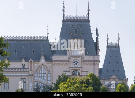 Dettagli sul tetto del Palazzo della Cultura con statue e architettura neogotica a Iasi Romania. Foto Stock