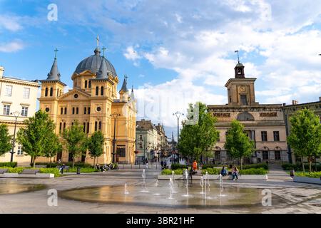Vista prospettica di via Piotrkowska vista da Piazza della libertà a Lodz, Polonia, che mostra il paesaggio urbano e gli edifici storici. Foto Stock