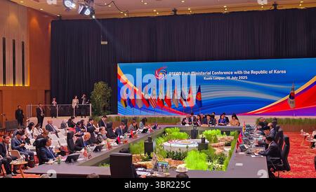 Kuala Lumpur, Malesia. 10 luglio 2025. Una visione generale durante la Conferenza post-ministeriale dell'Associazione delle Nazioni del Sud-Est asiatico (ASEAN) con la Russia alla 58a riunione dei ministri degli Esteri dell'ASEAN e alle relative riunioni presso il Centro convegni di Kuala Lumpur, Malesia, giovedì 10 luglio 2025. Foto di ASEAN/UPI credito: UPI/Alamy Live News Foto Stock